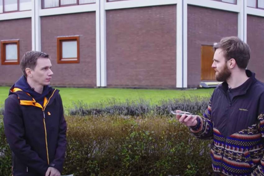 Leon Houtzager met Tim Hofman voor de Mieraskerk in Krimpen aan den IJssel