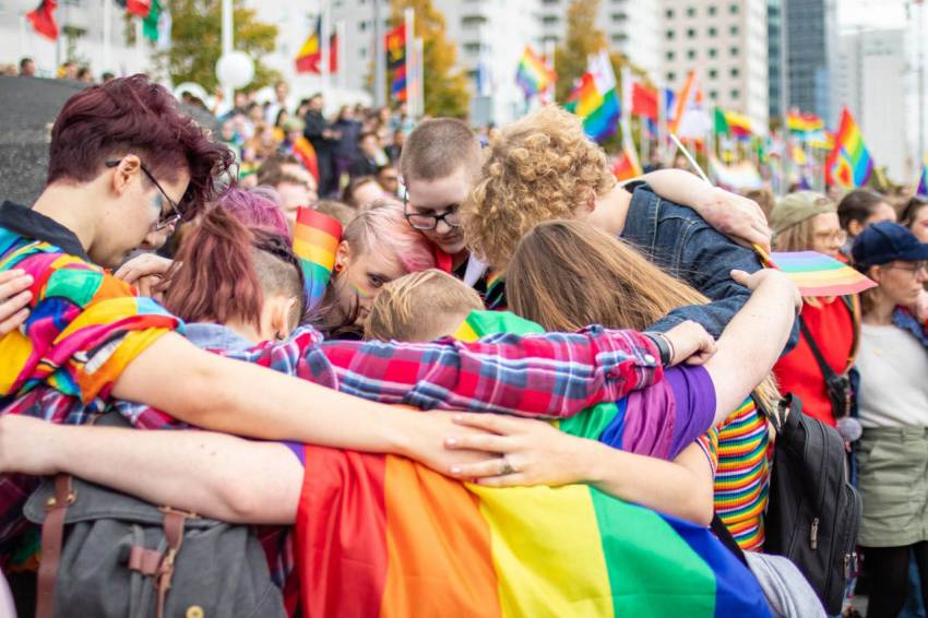 Grootschalige demonstratie tijdens Rotterdamse Prideweek