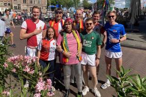 Roze supporters vooraf aan de botenparade